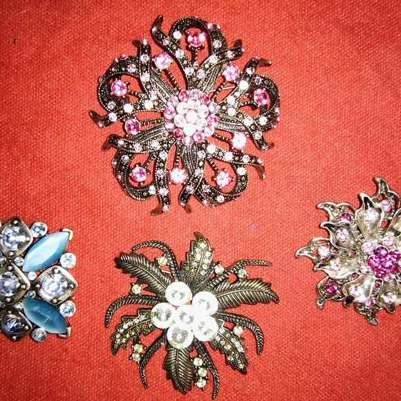 Brooches - Picture 2 of 9